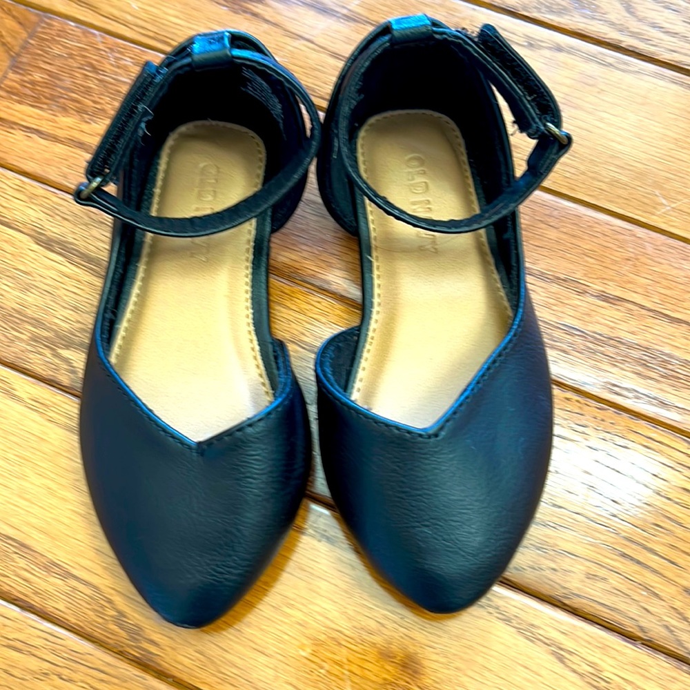 Old navy toddler flats SZ 6. Preloved but excellent condition!